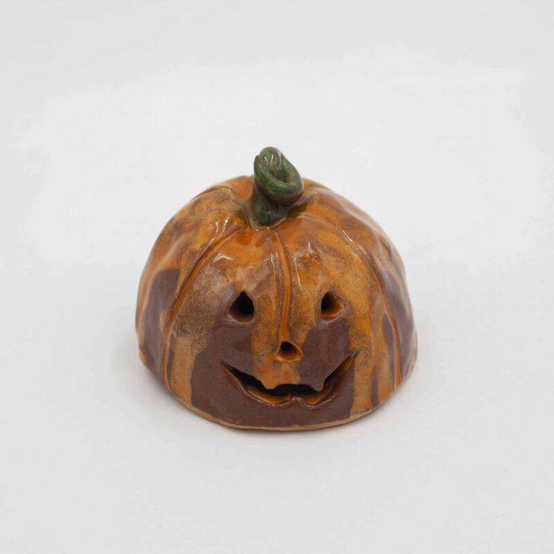 Handmade ceramic Halloween ghosts and pumpkins, crafted from natural clay and designed for burning incense or holding tealight candles. These spooky yet charming decorative pieces are perfect for adding a festive, artisanal touch to your Halloween decor. The detailed craftsmanship and rustic finish create a warm, eerie glow when lit, making them ideal for setting a cozy, autumn atmosphere. Χειροποίητα κεραμικά φαντάσματα και κολοκύθες για το Halloween, κατασκευασμένα από φυσικό πηλό και σχεδιασμένα για καύση λιβανιού ή ρεσώ κεριών. Αυτά τα τρομακτικά αλλά χαριτωμένα διακοσμητικά κομμάτια είναι ιδανικά για να προσθέσετε μια εορταστική, καλλιτεχνική πινελιά στη διακόσμηση του Halloween. Η λεπτομερής χειροποίητη κατασκευή και το ρουστίκ φινίρισμα δημιουργούν μια ζεστή, ατμοσφαιρική λάμψη όταν ανάβονται, ιδανική για μια φθινοπωρινή, ζεστή ατμόσφαιρα.