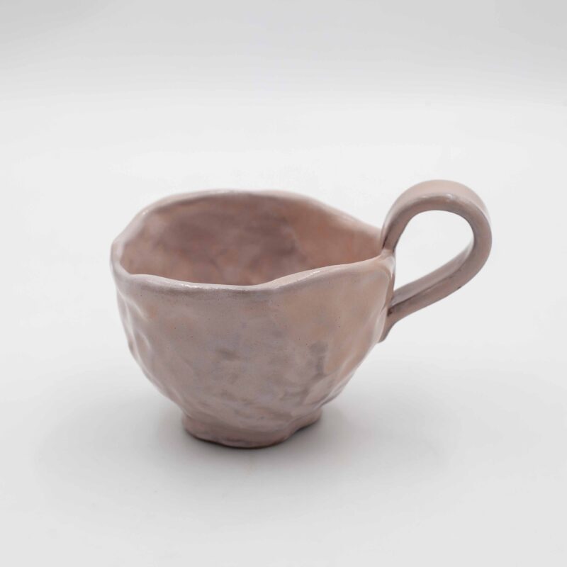 Handmade ceramic pinched mugs crafted from natural red clay, finished with a transparent glaze that highlights the earthy tones. Each mug features a unique message either at the bottom or on the lip, adding a personal touch. This autumn-inspired design brings warmth and rustic charm, perfect for cozy fall moments with a hot beverage. Χειροποίητες κεραμικές τσιμπητές κούπες , κατασκευασμένες από φυσικό κόκκινο πηλό, καλυμμένες με διάφανο γυαλί που αναδεικνύει τους γήινους τόνους. Κάθε κούπα διαθέτει ένα μοναδικό μήνυμα είτε στον πάτο είτε στο χείλος, προσθέτοντας μια προσωπική πινελιά. Αυτός ο φθινοπωρινός σχεδιασμός αποπνέει ζεστασιά και ρουστίκ γοητεία, ιδανικός για στιγμές με ζεστά ροφήματα κατά τη διάρκεια του φθινοπώρου.