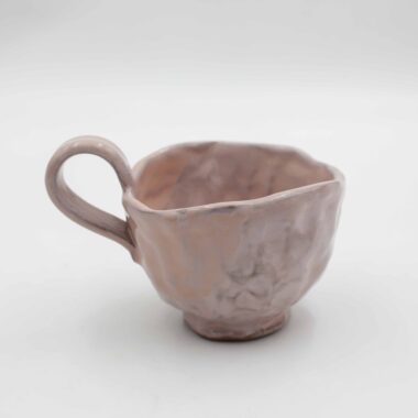 Handmade ceramic pinched mugs crafted from natural red clay, finished with a transparent glaze that highlights the earthy tones. Each mug features a unique message either at the bottom or on the lip, adding a personal touch. This autumn-inspired design brings warmth and rustic charm, perfect for cozy fall moments with a hot beverage. Χειροποίητες κεραμικές τσιμπητές κούπες , κατασκευασμένες από φυσικό κόκκινο πηλό, καλυμμένες με διάφανο γυαλί που αναδεικνύει τους γήινους τόνους. Κάθε κούπα διαθέτει ένα μοναδικό μήνυμα είτε στον πάτο είτε στο χείλος, προσθέτοντας μια προσωπική πινελιά. Αυτός ο φθινοπωρινός σχεδιασμός αποπνέει ζεστασιά και ρουστίκ γοητεία, ιδανικός για στιγμές με ζεστά ροφήματα κατά τη διάρκεια του φθινοπώρου.