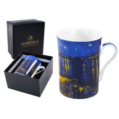 Vincent van Gogh mug, Starry Night Over the Rhône mug, art-inspired mug, decorative gift box, elegant ceramic mug, gift for art lovers. This elegant mug, inspired by Vincent van Gogh's masterpiece "Starry Night Over the Rhône," is packaged in a decorative gift box. Greek: Κούπα Vincent van Gogh, κούπα Έναστρη Νύχτα πάνω από τον Ροδανό, κούπα εμπνευσμένη από τέχνη, διακοσμητική συσκευασία δώρου, κομψή κεραμική κούπα, δώρο για λάτρεις της τέχνης. Αυτή η κομψή κούπα, εμπνευσμένη από το αριστούργημα "Έναστρη Νύχτα πάνω από τον Ροδανό" του Vincent van Gogh, είναι συσκευασμένη σε διακοσμητική συσκευασία δώρου.