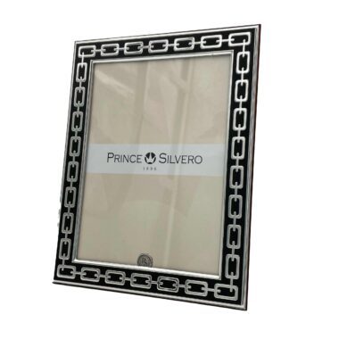 Good Quality Frame Black and Silver Chain Color A high-quality picture frame with a sleek black and silver chain color design. This frame combines elegance and modern style, perfect for displaying your favorite photos or artwork. A versatile and timeless addition to any room, ideal for creating a sophisticated look. High-quality frame, black and silver chain frame, elegant photo frame, modern design frame, stylish frame for artwork, versatile picture frame, decorative frame for home, timeless photo display, sophisticated frame, gifts for home decor, Christmas gifts for home, premium frame for photos. Πλαίσιο Υψηλής Ποιότητας Μαύρο με Ασημί Αλυσίδα Ένα πλαίσιο υψηλής ποιότητας με σχέδιο μαύρης και ασημί αλυσίδας. Αυτό το πλαίσιο συνδυάζει κομψότητα και σύγχρονο στυλ, ιδανικό για να παρουσιάσετε τις αγαπημένες σας φωτογραφίες ή έργα τέχνης. Μια ευέλικτη και διαχρονική προσθήκη σε κάθε δωμάτιο, ιδανικό για να δημιουργήσετε μια εκλεπτυσμένη ατμόσφαιρα. Υψηλής ποιότητας πλαίσιο, πλαίσιο μαύρο με ασημί αλυσίδα, κομψό πλαίσιο φωτογραφίας, πλαίσιο σύγχρονης σχεδίασης, στιλάτο πλαίσιο για έργα τέχνης, ευέλικτο πλαίσιο φωτογραφιών, διακοσμητικό πλαίσιο για το σπίτι, διαχρονική προβολή φωτογραφιών, εκλεπτυσμένο πλαίσιο, δώρα για διακόσμηση σπιτιού, Χριστουγεννιάτικα δώρα για το σπίτι, ποιοτικό πλαίσιο για φωτογραφίες. κορνιζα, φωτογραφοθήκη