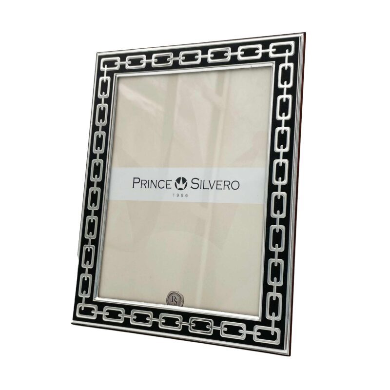 Good Quality Frame Black and Silver Chain Color A high-quality picture frame with a sleek black and silver chain color design. This frame combines elegance and modern style, perfect for displaying your favorite photos or artwork. A versatile and timeless addition to any room, ideal for creating a sophisticated look. High-quality frame, black and silver chain frame, elegant photo frame, modern design frame, stylish frame for artwork, versatile picture frame, decorative frame for home, timeless photo display, sophisticated frame, gifts for home decor, Christmas gifts for home, premium frame for photos. Πλαίσιο Υψηλής Ποιότητας Μαύρο με Ασημί Αλυσίδα Ένα πλαίσιο υψηλής ποιότητας με σχέδιο μαύρης και ασημί αλυσίδας. Αυτό το πλαίσιο συνδυάζει κομψότητα και σύγχρονο στυλ, ιδανικό για να παρουσιάσετε τις αγαπημένες σας φωτογραφίες ή έργα τέχνης. Μια ευέλικτη και διαχρονική προσθήκη σε κάθε δωμάτιο, ιδανικό για να δημιουργήσετε μια εκλεπτυσμένη ατμόσφαιρα. Υψηλής ποιότητας πλαίσιο, πλαίσιο μαύρο με ασημί αλυσίδα, κομψό πλαίσιο φωτογραφίας, πλαίσιο σύγχρονης σχεδίασης, στιλάτο πλαίσιο για έργα τέχνης, ευέλικτο πλαίσιο φωτογραφιών, διακοσμητικό πλαίσιο για το σπίτι, διαχρονική προβολή φωτογραφιών, εκλεπτυσμένο πλαίσιο, δώρα για διακόσμηση σπιτιού, Χριστουγεννιάτικα δώρα για το σπίτι, ποιοτικό πλαίσιο για φωτογραφίες. κορνιζα, φωτογραφοθήκη