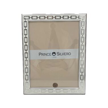 κορνιζα, φωτογραφοθήκη, White Photo Frame with Silver Chain A chic and elegant photo frame with a white finish and silver chain accents. This stylish frame adds a modern touch to any room while showcasing your cherished memories. Perfect for both home decor and office spaces, this frame blends seamlessly into various interior styles. White photo frame, silver chain frame, elegant picture frame, modern photo frame, stylish frame for photos, decorative frame for home, premium frame for artwork, contemporary picture frame, versatile frame for memories, gifts for home, Christmas gifts for home decor. Λευκό Πλαίσιο Φωτογραφίας με Ασημί Αλυσίδα Ένα κομψό και εκλεπτυσμένο πλαίσιο φωτογραφίας με λευκή επιφάνεια και ασημί αλυσίδα. Αυτό το στιλάτο πλαίσιο προσθέτει μια σύγχρονη πινελιά σε κάθε δωμάτιο, ενώ παρουσιάζει τις αγαπημένες σας αναμνήσεις. Ιδανικό για διακόσμηση σπιτιού και γραφείων, το πλαίσιο αυτό συνδυάζεται άψογα με διάφορους τύπους εσωτερικών χώρων. Λευκό πλαίσιο φωτογραφίας, πλαίσιο ασημί αλυσίδα, κομψό πλαίσιο φωτογραφίας, σύγχρονο πλαίσιο φωτογραφιών, στιλάτο πλαίσιο για φωτογραφίες, διακοσμητικό πλαίσιο για το σπίτι, ποιοτικό πλαίσιο για έργα τέχνης, σύγχρονο πλαίσιο για φωτογραφίες, ευέλικτο πλαίσιο για αναμνήσεις, δώρα για το σπίτι, Χριστουγεννιάτικα δώρα για διακόσμηση σπιτιού.