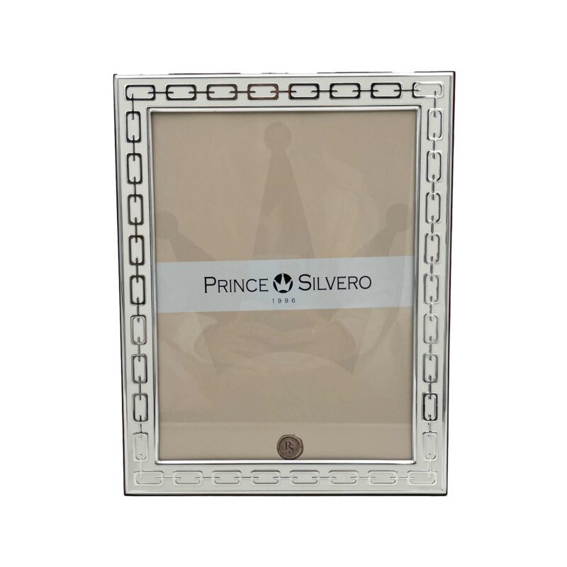 κορνιζα, φωτογραφοθήκη, White Photo Frame with Silver Chain A chic and elegant photo frame with a white finish and silver chain accents. This stylish frame adds a modern touch to any room while showcasing your cherished memories. Perfect for both home decor and office spaces, this frame blends seamlessly into various interior styles. White photo frame, silver chain frame, elegant picture frame, modern photo frame, stylish frame for photos, decorative frame for home, premium frame for artwork, contemporary picture frame, versatile frame for memories, gifts for home, Christmas gifts for home decor. Λευκό Πλαίσιο Φωτογραφίας με Ασημί Αλυσίδα Ένα κομψό και εκλεπτυσμένο πλαίσιο φωτογραφίας με λευκή επιφάνεια και ασημί αλυσίδα. Αυτό το στιλάτο πλαίσιο προσθέτει μια σύγχρονη πινελιά σε κάθε δωμάτιο, ενώ παρουσιάζει τις αγαπημένες σας αναμνήσεις. Ιδανικό για διακόσμηση σπιτιού και γραφείων, το πλαίσιο αυτό συνδυάζεται άψογα με διάφορους τύπους εσωτερικών χώρων. Λευκό πλαίσιο φωτογραφίας, πλαίσιο ασημί αλυσίδα, κομψό πλαίσιο φωτογραφίας, σύγχρονο πλαίσιο φωτογραφιών, στιλάτο πλαίσιο για φωτογραφίες, διακοσμητικό πλαίσιο για το σπίτι, ποιοτικό πλαίσιο για έργα τέχνης, σύγχρονο πλαίσιο για φωτογραφίες, ευέλικτο πλαίσιο για αναμνήσεις, δώρα για το σπίτι, Χριστουγεννιάτικα δώρα για διακόσμηση σπιτιού.