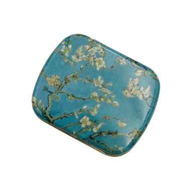 Small Tin Box with Van Gogh's Almond Tree A charming small tin box featuring Vincent van Gogh’s iconic painting Almond Blossom. This beautifully designed box is perfect for storing small treasures, jewelry, or keepsakes, making it an ideal gift for art lovers and collectors. Van Gogh almond tree tin box, artistic tin box, small decorative box, Van Gogh art box, gift box for art lovers, unique tin storage box, decorative box for jewelry, keepsake box, art-inspired gifts, Christmas gifts, unique storage box, high-quality tin box. Μικρό Μεταλλικό Κουτί με Άνθη Αμυγδαλιάς του Βαν Γκογκ Ένα χαριτωμένο μικρό μεταλλικό κουτί με την εμβληματική ζωγραφιά του Βαν Γκογκ Άνθη Αμυγδαλιάς. Αυτό το όμορφα σχεδιασμένο κουτί είναι ιδανικό για την αποθήκευση μικρών θησαυρών, κοσμημάτων ή αναμνηστικών, κάνοντάς το το τέλειο δώρο για τους λάτρεις της τέχνης και τους συλλέκτες. Μεταλλικό κουτί Βαν Γκογκ άνθη αμυγδαλιάς, καλλιτεχνικό μεταλλικό κουτί, μικρό διακοσμητικό κουτί, κουτί τέχνης Βαν Γκογκ, κουτί δώρο για λάτρεις της τέχνης, μοναδικό μεταλλικό κουτί αποθήκευσης, διακοσμητικό κουτί για κοσμήματα, κουτί αναμνηστικών, δώρα εμπνευσμένα από την τέχνη, Χριστουγεννιάτικα δώρα, μοναδικό κουτί αποθήκευσης, υψηλής ποιότητας μεταλλικό κουτί.