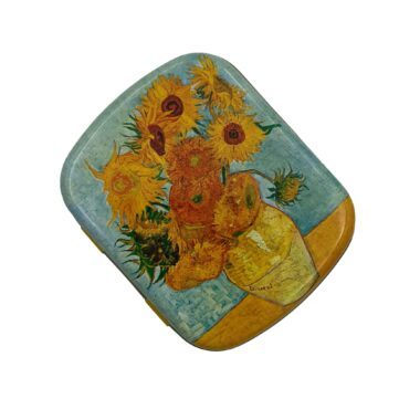 Small Tin Box with Van Gogh's Sunflowers A charming small tin box featuring Vincent van Gogh’s iconic Sunflowers painting. This elegant box is perfect for storing small items, jewelry, or keepsakes, making it an ideal gift for art lovers. Van Gogh Sunflowers tin box, artistic tin box, small decorative box, Van Gogh art box, gift box for art enthusiasts, unique tin storage box, decorative box for jewelry, keepsake box, art-inspired gifts, Christmas gifts, unique storage box, high-quality tin box. Μικρό Μεταλλικό Κουτί με «Ηλιοτρόπια» του Βαν Γκογκ Ένα γοητευτικό μικρό μεταλλικό κουτί με τον εμβληματικό πίνακα του Βαν Γκογκ Ηλιοτρόπια. Αυτό το κομψό κουτί είναι ιδανικό για την αποθήκευση μικρών αντικειμένων, κοσμημάτων ή αναμνηστικών, κάνοντάς το το τέλειο δώρο για τους λάτρεις της τέχνης. Μεταλλικό κουτί Βαν Γκογκ Ηλιοτρόπια, καλλιτεχνικό μεταλλικό κουτί, μικρό διακοσμητικό κουτί, κουτί τέχνης Βαν Γκογκ, κουτί δώρο για λάτρεις της τέχνης, μοναδικό μεταλλικό κουτί αποθήκευσης, διακοσμητικό κουτί για κοσμήματα, κουτί αναμνηστικών, δώρα εμπνευσμένα από την τέχνη, Χριστουγεννιάτικα δώρα, μοναδικό κουτί αποθήκευσης, υψηλής ποιότητας μεταλλικό κουτί