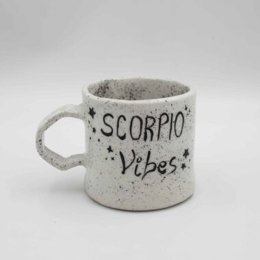 Handmade ceramic mug featuring the Scorpio zodiac sign, adorned with intricate details about Scorpios, including their favorite flower (chrysanthemum), element (water), and signature traits. Ideal for astrology lovers seeking a unique, personalized drinking experience. Χειροποίητη κεραμική κούπα με το ζώδιο του Σκορπιού, διακοσμημένη με λεπτομέρειες για το ζώδιο, όπως το αγαπημένο τους λουλούδι , το στοιχείο τους (νερό) και τα χαρακτηριστικά τους. Ιδανική για τους λάτρεις της αστρολογίας που αναζητούν μια μοναδική, προσωπική εμπειρία ροφήματος.