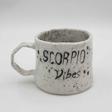 Handmade ceramic mug featuring the Scorpio zodiac sign, adorned with intricate details about Scorpios, including their favorite flower (chrysanthemum), element (water), and signature traits. Ideal for astrology lovers seeking a unique, personalized drinking experience. Χειροποίητη κεραμική κούπα με το ζώδιο του Σκορπιού, διακοσμημένη με λεπτομέρειες για το ζώδιο, όπως το αγαπημένο τους λουλούδι , το στοιχείο τους (νερό) και τα χαρακτηριστικά τους. Ιδανική για τους λάτρεις της αστρολογίας που αναζητούν μια μοναδική, προσωπική εμπειρία ροφήματος.