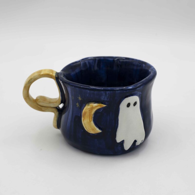 Handmade ceramic mug decorated with 3D ghosts, for a playful and halloween touch. Perfect for adding a unique, spooky accent to any kitchen or mug collection. Χειροποίητη κεραμική κούπα διακοσμημένη με 3D φαντασματάκια, για μια παιχνιδιάρικη και τρομακτική πινελιά. Ιδανική για να προσθέσει έναν μοναδικό,τρομακτικό τόνο σε κάθε κουζίνα ή συλλογή από κούπες.