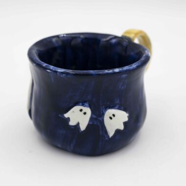 Handmade ceramic mug decorated with 3D ghosts, for a playful and halloween touch. Perfect for adding a unique, spooky accent to any kitchen or mug collection. Χειροποίητη κεραμική κούπα διακοσμημένη με 3D φαντασματάκια, για μια παιχνιδιάρικη και τρομακτική πινελιά. Ιδανική για να προσθέσει έναν μοναδικό,τρομακτικό τόνο σε κάθε κουζίνα ή συλλογή από κούπες.