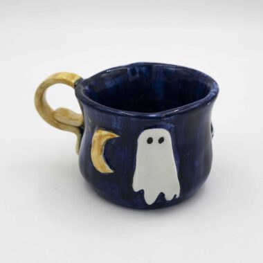 Handmade ceramic mug decorated with 3D ghosts, for a playful and halloween touch. Perfect for adding a unique, spooky accent to any kitchen or mug collection. Χειροποίητη κεραμική κούπα διακοσμημένη με 3D φαντασματάκια, για μια παιχνιδιάρικη και τρομακτική πινελιά. Ιδανική για να προσθέσει έναν μοναδικό,τρομακτικό τόνο σε κάθε κουζίνα ή συλλογή από κούπες.