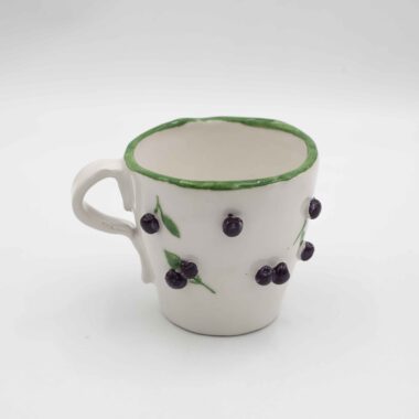 Handmade ceramic mug decorated with 3D fruits, featuring cherries, strawberries, and blueberries for a playful and vibrant touch. Perfect for adding a unique, fruity accent to any kitchen or mug collection. Χειροποίητη κεραμική κούπα διακοσμημένη με 3D φρούτα, όπως κεράσια, φράουλες και μύρτιλα, για μια παιχνιδιάρικη και ζωντανή πινελιά. Ιδανική για να προσθέσει έναν μοναδικό, φρουτώδη τόνο σε κάθε κουζίνα ή συλλογή από κούπες.