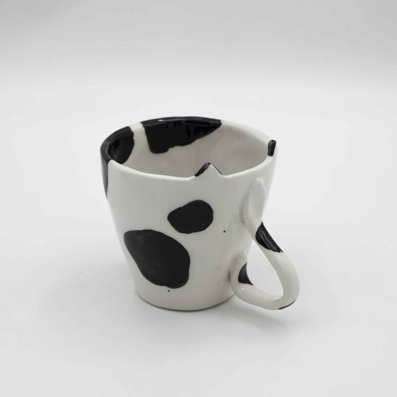 Handmade ceramic mug with a cat face design, available in calico, tuxedo, white, and orange cat variations. Perfect for cat lovers looking to add a cute, personalized touch to their drinkware collection." Greek: "Χειροποίητη κεραμική κούπα με σχέδιο προσώπου γάτας, διαθέσιμη σε εκδόσεις τρίχρωμης, δίχρωμης, λευκής και πορτοκαλί γάτας. Ιδανική για φιλόζωους που θέλουν να προσθέσουν μια χαριτωμένη, προσωπική πινελιά στη συλλογή τους από κούπες.