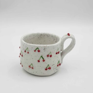 Handmade ceramic mug decorated with 3D fruits, featuring cherries, strawberries, and blueberries for a playful and vibrant touch. Perfect for adding a unique, fruity accent to any kitchen or mug collection. Χειροποίητη κεραμική κούπα διακοσμημένη με 3D φρούτα, όπως κεράσια, φράουλες και μύρτιλα, για μια παιχνιδιάρικη και ζωντανή πινελιά. Ιδανική για να προσθέσει έναν μοναδικό, φρουτώδη τόνο σε κάθε κουζίνα ή συλλογή από κούπες.