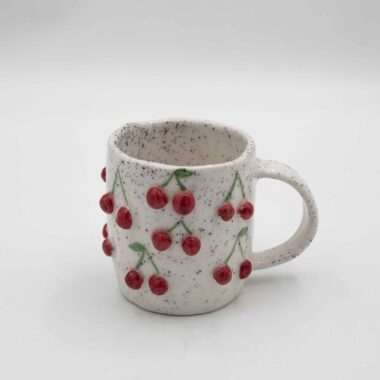 Handmade ceramic mug decorated with 3D fruits, featuring cherries, strawberries, and blueberries for a playful and vibrant touch. Perfect for adding a unique, fruity accent to any kitchen or mug collection. Χειροποίητη κεραμική κούπα διακοσμημένη με 3D φρούτα, όπως κεράσια, φράουλες και μύρτιλα, για μια παιχνιδιάρικη και ζωντανή πινελιά. Ιδανική για να προσθέσει έναν μοναδικό, φρουτώδη τόνο σε κάθε κουζίνα ή συλλογή από κούπες.