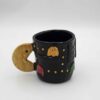 Nostalgic handmade ceramic mug featuring a classic Pac-Man design. Perfect for retro gamers and coffee lovers. Νοσταλγικό χειροποίητο κεραμικό φλιτζάνι με κλασικό σχέδιο Pac-Man. Ιδανικό για λάτρεις των retro παιχνιδιών και του καφέ.