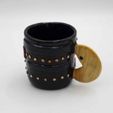 Nostalgic handmade ceramic mug featuring a classic Pac-Man design. Perfect for retro gamers and coffee lovers. Νοσταλγικό χειροποίητο κεραμικό φλιτζάνι με κλασικό σχέδιο Pac-Man. Ιδανικό για λάτρεις των retro παιχνιδιών και του καφέ.