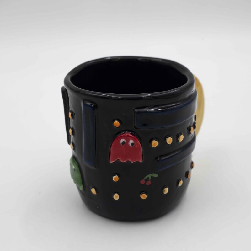 Nostalgic handmade ceramic mug featuring a classic Pac-Man design. Perfect for retro gamers and coffee lovers. Νοσταλγικό χειροποίητο κεραμικό φλιτζάνι με κλασικό σχέδιο Pac-Man. Ιδανικό για λάτρεις των retro παιχνιδιών και του καφέ.