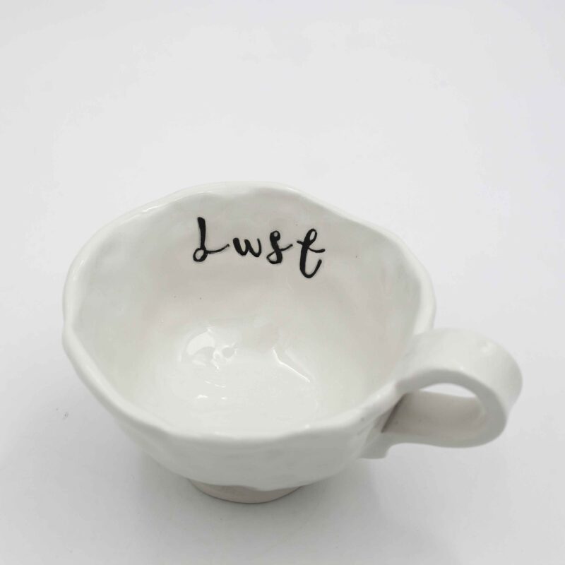 Elegant white ceramic mug with a handwritten inspirational message, perfect for daily motivation and mindfulness. Κομψό λευκό κεραμικό φλιτζάνι με χειρόγραφο εμπνευστικό μήνυμα, ιδανικό για καθημερινή κινητοποίηση και ενσυνειδητότητα.