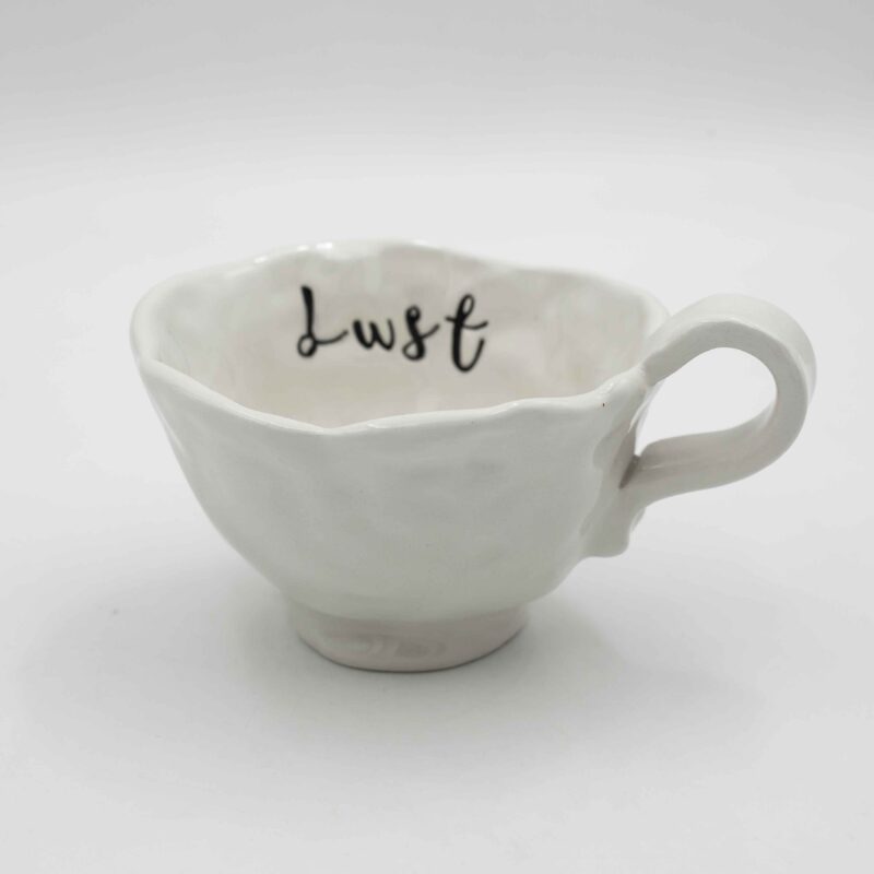 Elegant white ceramic mug with a handwritten inspirational message, perfect for daily motivation and mindfulness. Κομψό λευκό κεραμικό φλιτζάνι με χειρόγραφο εμπνευστικό μήνυμα, ιδανικό για καθημερινή κινητοποίηση και ενσυνειδητότητα.