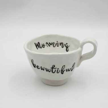 Elegant white ceramic mug with a handwritten inspirational message, perfect for daily motivation and mindfulness. Κομψό λευκό κεραμικό φλιτζάνι με χειρόγραφο εμπνευστικό μήνυμα, ιδανικό για καθημερινή κινητοποίηση και ενσυνειδητότητα.