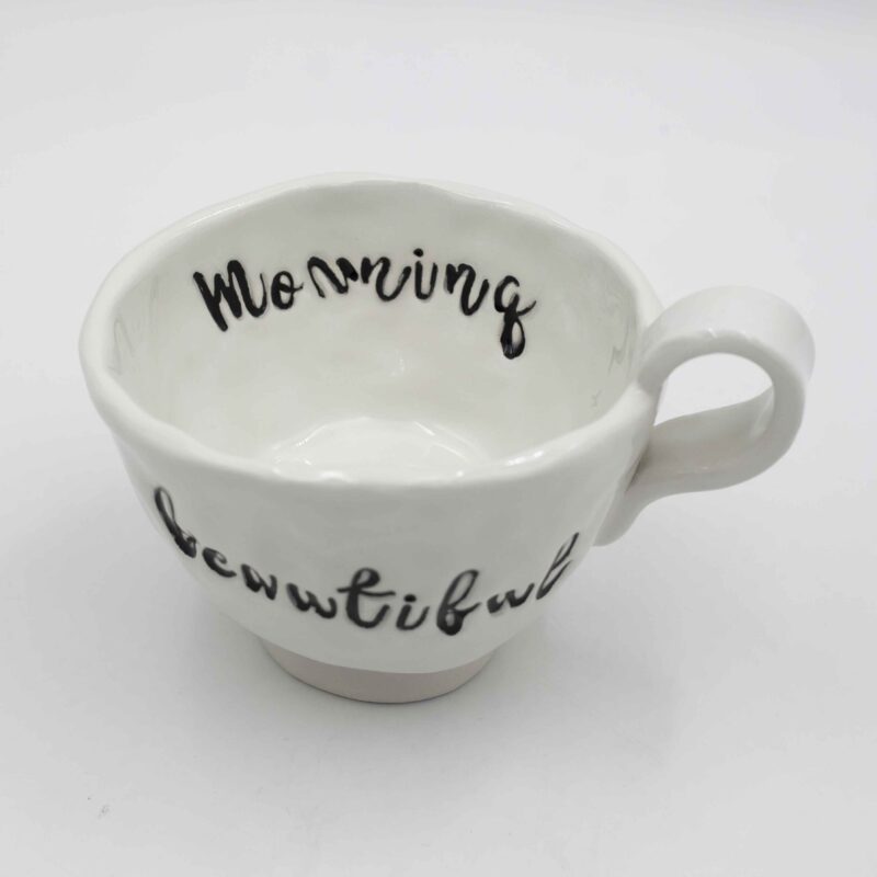 Elegant white ceramic mug with a handwritten inspirational message, perfect for daily motivation and mindfulness. Κομψό λευκό κεραμικό φλιτζάνι με χειρόγραφο εμπνευστικό μήνυμα, ιδανικό για καθημερινή κινητοποίηση και ενσυνειδητότητα.