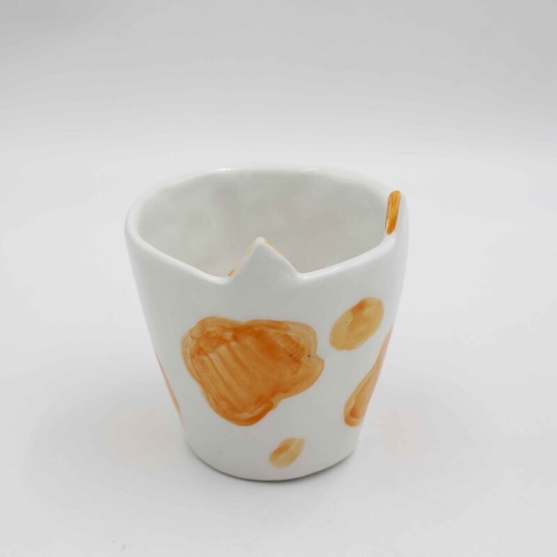 Handmade ceramic mug with a cat face design, available in calico, tuxedo, white, and orange cat variations. Perfect for cat lovers looking to add a cute, personalized touch to their drinkware collection." Greek: "Χειροποίητη κεραμική κούπα με σχέδιο προσώπου γάτας, διαθέσιμη σε εκδόσεις τρίχρωμης, δίχρωμης, λευκής και πορτοκαλί γάτας. Ιδανική για φιλόζωους που θέλουν να προσθέσουν μια χαριτωμένη, προσωπική πινελιά στη συλλογή τους από κούπες.