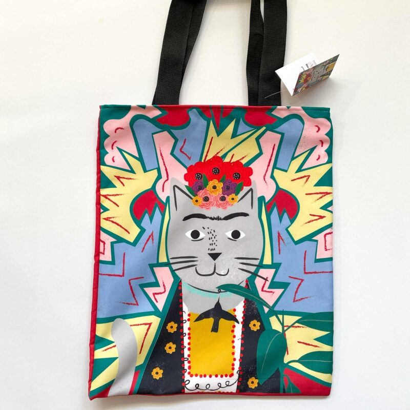 Magic realism-inspired cat tote bag featuring a whimsical, artistic design. A durable and stylish accessory for everyday use. cat tote bag, magic realism art bag, artistic tote bag, stylish tote for daily use, unique art gifts, Christmas gifts for cat lovers, eco-friendly tote bag, reusable shopping bag, artistic accessory for women and men, whimsical design tote bag. Τσάντα tote με σχέδιο γάτας εμπνευσμένη από το καλλιτεχνικό ρεύμα του μαγικού ρεαλισμού. Μια ανθεκτική και στιλάτη επιλογή για καθημερινή χρήση. τσάντα tote γάτα, τσάντα τέχνης μαγικός ρεαλισμός, καλλιτεχνική tote τσάντα, στιλάτη τσάντα για καθημερινή χρήση, μοναδικά δώρα τέχνης, χριστουγεννιάτικα δώρα για φιλόζωους, οικολογική tote τσάντα, επαναχρησιμοποιούμενη τσάντα αγορών, καλλιτεχνικό αξεσουάρ για γυναίκες και άνδρες, tote τσάντα με παιχνιδιάρικο σχέδιο.