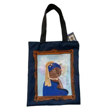 Suede fabric zippered tote bag featuring a Renaissance-inspired cat design. A stylish and artistic accessory for everyday use. cat tote bag, Renaissance art bag, suede zippered tote bag, artistic tote for daily use, unique art gifts, Christmas gifts for cat lovers, elegant fabric tote bag, reusable shopping bag, artistic accessory for women and men, Renaissance-inspired tote bag. Greek: Υφασμάτινη σουέτ τσάντα tote με φερμουάρ και σχέδιο γάτας εμπνευσμένο από την Αναγέννηση. Ένα κομψό και καλλιτεχνικό αξεσουάρ για καθημερινή χρήση. τσάντα γάτα, τσάντα τέχνης Αναγέννηση, σουέτ tote με φερμουάρ, καλλιτεχνική τσάντα για καθημερινή χρήση, μοναδικά δώρα τέχνης, χριστουγεννιάτικα δώρα για φιλόζωους, κομψή υφασμάτινη tote τσάντα, επαναχρησιμοποιούμενη τσάντα αγορών, καλλιτεχνικό αξεσουάρ για γυναίκες και άνδρες, τσάντα εμπνευσμένη από την Αναγέννηση. tote bag