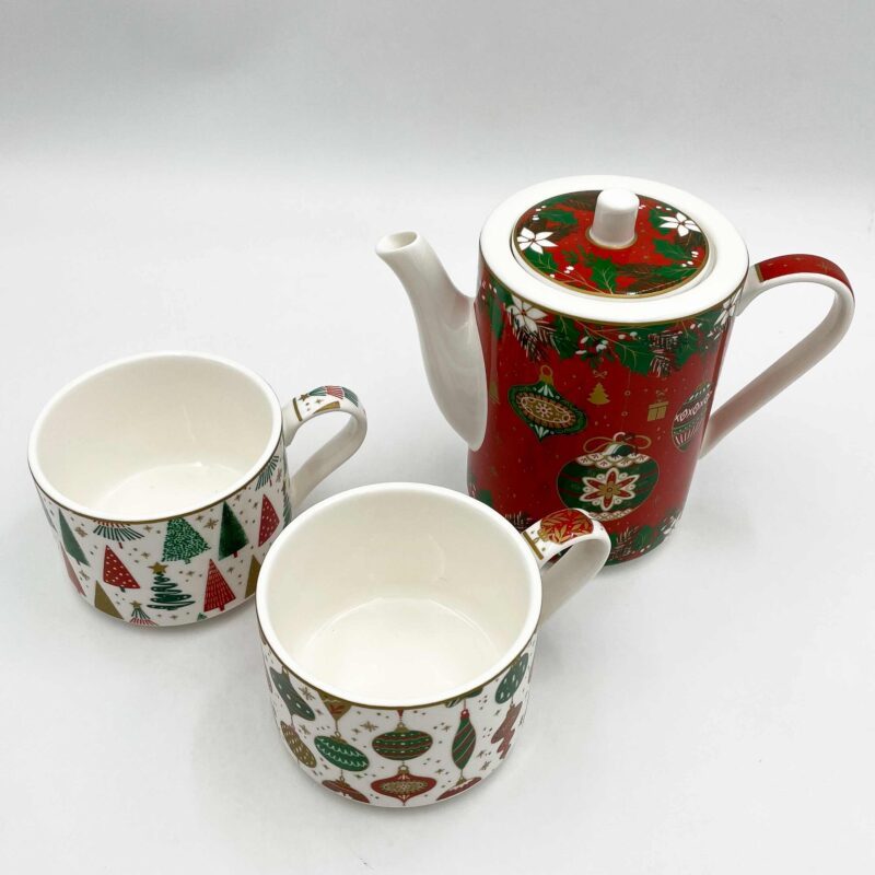 Christmas Tea Set for Two – 500ml & 240ml Porcelain Teapot and Cups A charming Christmas-themed porcelain tea set for two, featuring a 500ml teapot and two 240ml cups. The teapot fits perfectly atop the cups, creating an elegant and functional display. A wonderful set for enjoying tea together during the holiday season. Perfect as a Christmas gift for tea lovers or as a festive addition to your tableware collection. Set Includes: 1 x Teapot (500ml) 2 x Cups (240ml) Keywords: Christmas tea set, porcelain tea set, teapot and cups set, holiday tea set, tea for two, Christmas gifts, festive tea set, elegant tea set, teapot set, Christmas tableware, Christmas gift for tea lovers. Χριστουγεννιάτικο Σετ Τσαγιέρας για Δύο – 500ml & 240ml Πορσελάνη Ένα γοητευτικό χριστουγεννιάτικο σετ τσαγιέρας από πορσελάνη για δύο άτομα, με τσαγιέρα 500ml και δύο κούπες 240ml. Η τσαγιέρα τοποθετείται τέλεια πάνω στις κούπες, δημιουργώντας μια κομψή και λειτουργική σύνθεση. Ιδανικό σετ για να απολαύσετε τσάι μαζί κατά τη διάρκεια των γιορτών. Εξαιρετικό ως χριστουγεννιάτικο δώρο για λάτρεις του τσαγιού ή ως εορταστική προσθήκη στη συλλογή σας από σκεύη τραπεζαρίας. Το Σετ Περιλαμβάνει: 1 x Τσαγιέρα (500ml) 2 x Κούπες (240ml) Λέξεις-κλειδιά: Χριστουγεννιάτικο σετ τσαγιέρας, σετ τσαγιέρας πορσελάνης, σετ τσαγιέρας και κούπες, εορταστικό σετ τσαγιού, τσάι για δύο, χριστουγεννιάτικα δώρα, κομψό σετ τσαγιού, σετ τσαγιέρας, χριστουγεννιάτικα σκεύη τραπεζαρίας, δώρο Χριστουγέννων για λάτρεις του τσαγιού