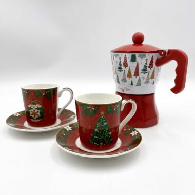 Jingle Bells Coffee Set – 2 Coffee Cups (100ml) & Coffee Pot A festive and charming coffee set from the Jingle Bells collection, featuring two 100ml coffee cups and a coffee pot. Made from high-quality porcelain, this set is perfect for adding a touch of holiday cheer to your morning coffee routine. Ideal for enjoying warm beverages with loved ones or as a delightful gift for Christmas. Keywords: Jingle Bells coffee set, coffee cups set, Christmas coffee set, festive coffee set, porcelain coffee set, holiday coffee accessories, Christmas coffee gifts, coffee pot and cups, holiday gift ideas, Christmas tableware. Σετ Καφέ Jingle Bells – 2 Φλιτζάνια Καφέ (100ml) & Καφετιέρα Ένα εορταστικό και χαρούμενο σετ καφέ από τη συλλογή Jingle Bells, με δύο φλιτζάνια καφέ 100ml και καφετιέρα. Κατασκευασμένο από πορσελάνη υψηλής ποιότητας, αυτό το σετ είναι ιδανικό για να προσθέσετε μια πινελιά γιορτής στην καθημερινή σας ρουτίνα καφέ. Ιδανικό για να απολαύσετε ζεστά ροφήματα με τα αγαπημένα σας πρόσωπα ή ως ένα χαρούμενο χριστουγεννιάτικο δώρο. Λέξεις-κλειδιά: Σετ καφέ Jingle Bells, σετ φλιτζανιών καφέ, χριστουγεννιάτικο σετ καφέ, εορταστικό σετ καφέ, πορσελάνινο σετ καφέ, χριστουγεννιάτικα αξεσουάρ καφέ, χριστουγεννιάτικα δώρα καφέ, καφετιέρα και φλιτζάνια, χριστουγεννιάτικα αξεσουάρ τραπεζιού.