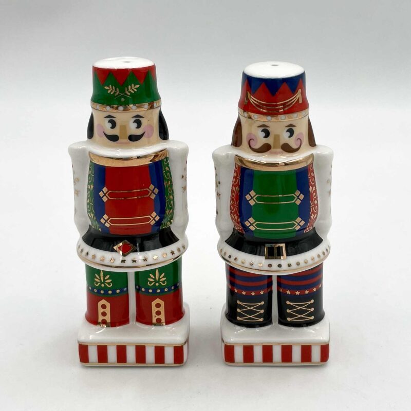 Salt and Pepper Shakers – Nutcracker Ceramic Shape A delightful and festive pair of salt and pepper shakers designed in the shape of a nutcracker. These charming ceramic shakers bring a whimsical touch to your holiday table setting. Perfect for adding a touch of Christmas magic to your dining experience, or as a unique gift for collectors and nutcracker enthusiasts. Keywords: Salt and pepper shakers, nutcracker shakers, ceramic salt and pepper set, Christmas salt and pepper shakers, holiday table decor, unique Christmas gifts, festive tableware, nutcracker collector items, Christmas dining accessories, ceramic kitchen accessories. Αλατοπίπερο – Σχήμα Καρυοθραύστη από Πορσελάνη Ένα χαριτωμένο και εορταστικό σετ αλατοπίπερου σε σχήμα καρυοθραύστη. Αυτά τα γοητευτικά κεραμικά αλατοπίπερα προσθέτουν μια παιχνιδιάρικη πινελιά στη χριστουγεννιάτικη διακόσμηση του τραπεζιού σας. Ιδανικό για να προσθέσετε λίγη μαγεία Χριστουγέννων στην εμπειρία σας κατά τη διάρκεια των γιορτών ή ως ένα μοναδικό δώρο για συλλέκτες και λάτρεις των καρυοθραύστη. Λέξεις-κλειδιά: Αλατοπίπερο, καρυοθραύστης αλατοπίπερο, σετ αλατοπίπερου από πορσελάνη, χριστουγεννιάτικα αλατοπίπερα, εορταστική διακόσμηση τραπεζιού, μοναδικά χριστουγεννιάτικα δώρα, διακοσμητικά τραπεζιού, αντικείμενα συλλεκτών καρυοθραύστη, χριστουγεννιάτικα αξεσουάρ τραπεζιού, κεραμικά αξεσουάρ κουζίνας.