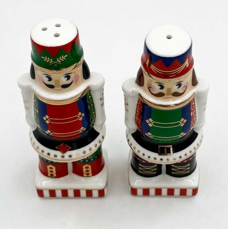 Salt and Pepper Shakers – Nutcracker Ceramic Shape A delightful and festive pair of salt and pepper shakers designed in the shape of a nutcracker. These charming ceramic shakers bring a whimsical touch to your holiday table setting. Perfect for adding a touch of Christmas magic to your dining experience, or as a unique gift for collectors and nutcracker enthusiasts. Keywords: Salt and pepper shakers, nutcracker shakers, ceramic salt and pepper set, Christmas salt and pepper shakers, holiday table decor, unique Christmas gifts, festive tableware, nutcracker collector items, Christmas dining accessories, ceramic kitchen accessories. Αλατοπίπερο – Σχήμα Καρυοθραύστη από Πορσελάνη Ένα χαριτωμένο και εορταστικό σετ αλατοπίπερου σε σχήμα καρυοθραύστη. Αυτά τα γοητευτικά κεραμικά αλατοπίπερα προσθέτουν μια παιχνιδιάρικη πινελιά στη χριστουγεννιάτικη διακόσμηση του τραπεζιού σας. Ιδανικό για να προσθέσετε λίγη μαγεία Χριστουγέννων στην εμπειρία σας κατά τη διάρκεια των γιορτών ή ως ένα μοναδικό δώρο για συλλέκτες και λάτρεις των καρυοθραύστη. Λέξεις-κλειδιά: Αλατοπίπερο, καρυοθραύστης αλατοπίπερο, σετ αλατοπίπερου από πορσελάνη, χριστουγεννιάτικα αλατοπίπερα, εορταστική διακόσμηση τραπεζιού, μοναδικά χριστουγεννιάτικα δώρα, διακοσμητικά τραπεζιού, αντικείμενα συλλεκτών καρυοθραύστη, χριστουγεννιάτικα αξεσουάρ τραπεζιού, κεραμικά αξεσουάρ κουζίνας.