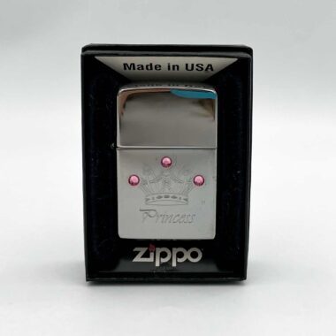 Engraved Zippo Lighter – Princess Crown Design A stylish and timeless Zippo lighter featuring an engraved princess crown and elegant "Princess" lettering. Perfect as a gift for her or for anyone who appreciates unique, regal designs. Zippo lighter, engraved Zippo, princess crown lighter, elegant lighter for women, gifts for her, unique engraved lighter, personalized lighter, Christmas gifts, regal design lighter, high-quality Zippo accessories. Χαραγμένος Αναπτήρας Zippo – Σχέδιο Πριγκιπικής Κορώνας Ένας κομψός και διαχρονικός αναπτήρας Zippo με χαραγμένη πριγκιπική κορώνα και την επιγραφή "Princess". Ιδανικό δώρο για εκείνη ή για όσους εκτιμούν μοναδικά, βασιλικά σχέδια. Zippo αναπτήρας, χαραγμένος Zippo, αναπτήρας με πριγκιπική κορώνα, κομψός αναπτήρας για γυναίκες, δώρα για εκείνη, μοναδικός χαραγμένος αναπτήρας, προσωποποιημένος αναπτήρας, χριστουγεννιάτικα δώρα, αναπτήρας με βασιλικό σχέδιο, αξεσουάρ Zippo υψηλής ποιότητας.