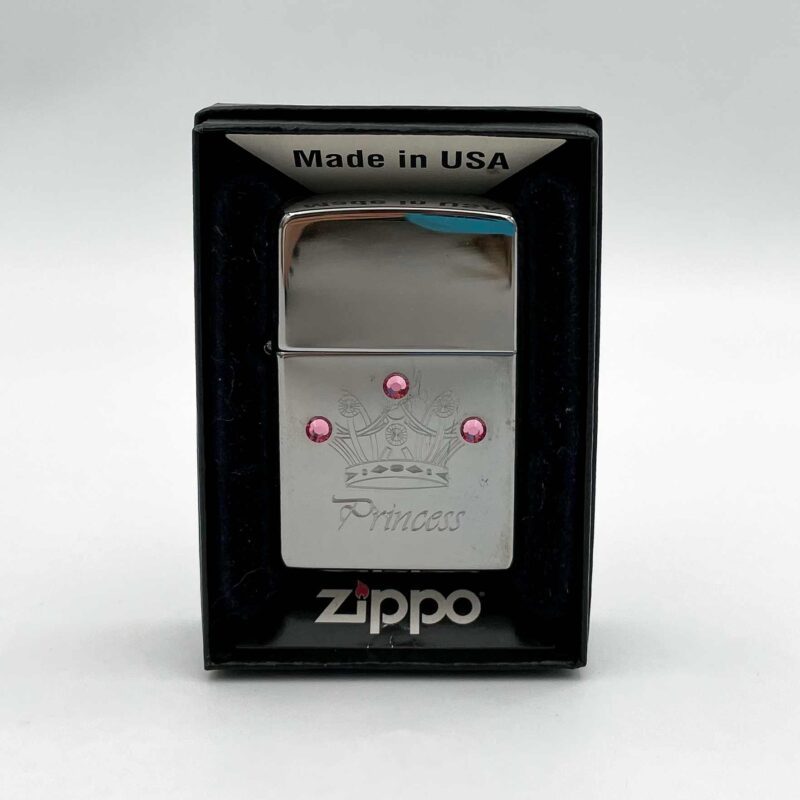 Engraved Zippo Lighter – Princess Crown Design A stylish and timeless Zippo lighter featuring an engraved princess crown and elegant "Princess" lettering. Perfect as a gift for her or for anyone who appreciates unique, regal designs. Zippo lighter, engraved Zippo, princess crown lighter, elegant lighter for women, gifts for her, unique engraved lighter, personalized lighter, Christmas gifts, regal design lighter, high-quality Zippo accessories. Χαραγμένος Αναπτήρας Zippo – Σχέδιο Πριγκιπικής Κορώνας Ένας κομψός και διαχρονικός αναπτήρας Zippo με χαραγμένη πριγκιπική κορώνα και την επιγραφή "Princess". Ιδανικό δώρο για εκείνη ή για όσους εκτιμούν μοναδικά, βασιλικά σχέδια. Zippo αναπτήρας, χαραγμένος Zippo, αναπτήρας με πριγκιπική κορώνα, κομψός αναπτήρας για γυναίκες, δώρα για εκείνη, μοναδικός χαραγμένος αναπτήρας, προσωποποιημένος αναπτήρας, χριστουγεννιάτικα δώρα, αναπτήρας με βασιλικό σχέδιο, αξεσουάρ Zippo υψηλής ποιότητας.