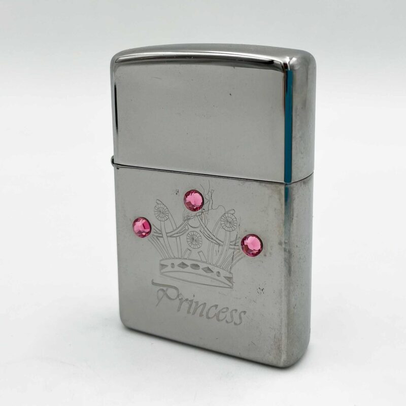 Engraved Zippo Lighter – Princess Crown Design A stylish and timeless Zippo lighter featuring an engraved princess crown and elegant "Princess" lettering. Perfect as a gift for her or for anyone who appreciates unique, regal designs. Zippo lighter, engraved Zippo, princess crown lighter, elegant lighter for women, gifts for her, unique engraved lighter, personalized lighter, Christmas gifts, regal design lighter, high-quality Zippo accessories. Χαραγμένος Αναπτήρας Zippo – Σχέδιο Πριγκιπικής Κορώνας Ένας κομψός και διαχρονικός αναπτήρας Zippo με χαραγμένη πριγκιπική κορώνα και την επιγραφή "Princess". Ιδανικό δώρο για εκείνη ή για όσους εκτιμούν μοναδικά, βασιλικά σχέδια. Zippo αναπτήρας, χαραγμένος Zippo, αναπτήρας με πριγκιπική κορώνα, κομψός αναπτήρας για γυναίκες, δώρα για εκείνη, μοναδικός χαραγμένος αναπτήρας, προσωποποιημένος αναπτήρας, χριστουγεννιάτικα δώρα, αναπτήρας με βασιλικό σχέδιο, αξεσουάρ Zippo υψηλής ποιότητας.