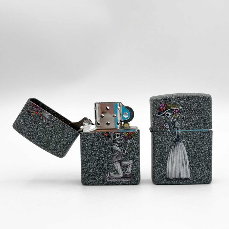 Zippo - 2021 Day of the Dead Skulls Set of 2 A unique and collectible set of two Zippo lighters featuring intricate Day of the Dead skull designs. Perfect for collectors or as a standout gift for fans of bold, artistic styles. Zippo lighter, collectible Zippo set, Day of the Dead lighters, skull design lighter, artistic Zippo, unique gift for collectors, high-quality Zippo accessories, Christmas gifts, themed lighters, special edition Zippo set. Zippo - Σετ 2 Αναπτήρων 2021 Day of the Dead Skulls Ένα μοναδικό και συλλεκτικό σετ δύο αναπτήρων Zippo με περίτεχνα σχέδια από το θέμα "Ημέρα των Νεκρών". Ιδανικό για συλλέκτες ή ως ξεχωριστό δώρο για λάτρεις των τολμηρών, καλλιτεχνικών σχεδίων. Zippo αναπτήρας, συλλεκτικό σετ Zippo, αναπτήρες Day of the Dead, αναπτήρας με σχέδιο κρανίο, καλλιτεχνικό Zippo, μοναδικό δώρο για συλλέκτες, αξεσουάρ Zippo υψηλής ποιότητας, χριστουγεννιάτικα δώρα, θεματικοί αναπτήρες, ειδική έκδοση Zippo σετ.