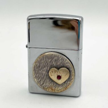 Zippo Lighter with Heart Design A charming and elegant Zippo lighter featuring a heart design, perfect for expressing love and appreciation. Ideal as a gift for her or a unique token of affection for someone special. Zippo lighter, heart design lighter, romantic lighter, gifts for her, unique Zippo gift, personalized lighter, Valentine's Day gift, Christmas gift, stylish lighter for women, high-quality Zippo accessories. Zippo Αναπτήρας με Σχέδιο Καρδιά Ένας γοητευτικός και κομψός Zippo αναπτήρας με σχέδιο καρδιά, ιδανικός για να εκφράσετε αγάπη και εκτίμηση. Τέλειος ως δώρο για εκείνη ή ως μοναδικό δείγμα τρυφερότητας για κάποιον ξεχωριστό. Αναπτήρας Zippo, αναπτήρας με σχέδιο καρδιά, ρομαντικός αναπτήρας, δώρα για εκείνη, μοναδικό δώρο Zippo, εξατομικευμένος αναπτήρας, δώρο για την Ημέρα του Αγίου Βαλεντίνου, χριστουγεννιάτικο δώρο, κομψός αναπτήρας για γυναίκες, αξεσουάρ Zippo υψηλής ποιότητας.