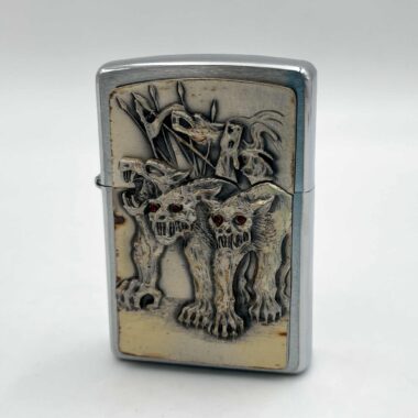 Engraved Zippo Lighter – Hellhound Design A striking Zippo lighter featuring the legendary hellhound design, showcasing bold artistry and durable craftsmanship. Ideal for collectors or as a unique gift for fans of mythology and dark themes. hellhound Zippo lighter, engraved Zippo, collectible lighter, unique Zippo designs, gifts for him, gifts for mythology fans, high-quality lighters, dark-themed accessories, Christmas gifts, Zippo collector’s item. Χαραγμένος Αναπτήρας Zippo – Σχέδιο Hellhound Ένας εντυπωσιακός αναπτήρας Zippo με σχέδιο του θρυλικού Hellhound, που αναδεικνύει έντονη καλλιτεχνία και ανθεκτική κατασκευή. Ιδανικός για συλλέκτες ή ως μοναδικό δώρο για λάτρεις της μυθολογίας και των σκοτεινών θεμάτων. αναπτήρας Zippo Hellhound, χαραγμένος Zippo, συλλεκτικός αναπτήρας, μοναδικά σχέδια Zippo, δώρα για εκείνον, δώρα για λάτρεις της μυθολογίας, αναπτήρες υψηλής ποιότητας, αξεσουάρ με σκοτεινή αισθητική, χριστουγεννιάτικα δώρα, συλλεκτικό αντικείμενο Zippo