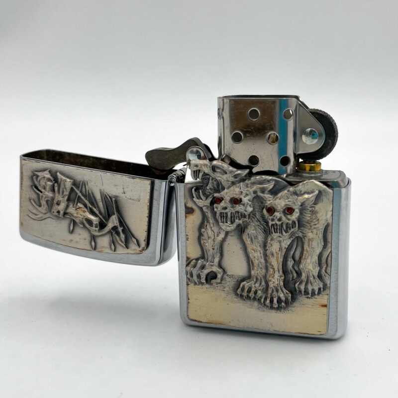 Engraved Zippo Lighter – Hellhound Design A striking Zippo lighter featuring the legendary hellhound design, showcasing bold artistry and durable craftsmanship. Ideal for collectors or as a unique gift for fans of mythology and dark themes. hellhound Zippo lighter, engraved Zippo, collectible lighter, unique Zippo designs, gifts for him, gifts for mythology fans, high-quality lighters, dark-themed accessories, Christmas gifts, Zippo collector’s item. Χαραγμένος Αναπτήρας Zippo – Σχέδιο Hellhound Ένας εντυπωσιακός αναπτήρας Zippo με σχέδιο του θρυλικού Hellhound, που αναδεικνύει έντονη καλλιτεχνία και ανθεκτική κατασκευή. Ιδανικός για συλλέκτες ή ως μοναδικό δώρο για λάτρεις της μυθολογίας και των σκοτεινών θεμάτων. αναπτήρας Zippo Hellhound, χαραγμένος Zippo, συλλεκτικός αναπτήρας, μοναδικά σχέδια Zippo, δώρα για εκείνον, δώρα για λάτρεις της μυθολογίας, αναπτήρες υψηλής ποιότητας, αξεσουάρ με σκοτεινή αισθητική, χριστουγεννιάτικα δώρα, συλλεκτικό αντικείμενο Zippo