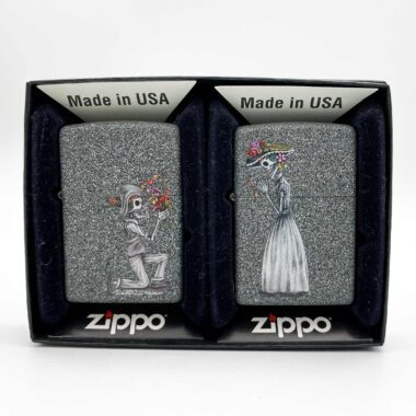 Zippo - 2021 Day of the Dead Skulls Set of 2 A unique and collectible set of two Zippo lighters featuring intricate Day of the Dead skull designs. Perfect for collectors or as a standout gift for fans of bold, artistic styles. Zippo lighter, collectible Zippo set, Day of the Dead lighters, skull design lighter, artistic Zippo, unique gift for collectors, high-quality Zippo accessories, Christmas gifts, themed lighters, special edition Zippo set. Zippo - Σετ 2 Αναπτήρων 2021 Day of the Dead Skulls Ένα μοναδικό και συλλεκτικό σετ δύο αναπτήρων Zippo με περίτεχνα σχέδια από το θέμα "Ημέρα των Νεκρών". Ιδανικό για συλλέκτες ή ως ξεχωριστό δώρο για λάτρεις των τολμηρών, καλλιτεχνικών σχεδίων. Zippo αναπτήρας, συλλεκτικό σετ Zippo, αναπτήρες Day of the Dead, αναπτήρας με σχέδιο κρανίο, καλλιτεχνικό Zippo, μοναδικό δώρο για συλλέκτες, αξεσουάρ Zippo υψηλής ποιότητας, χριστουγεννιάτικα δώρα, θεματικοί αναπτήρες, ειδική έκδοση Zippo σετ.