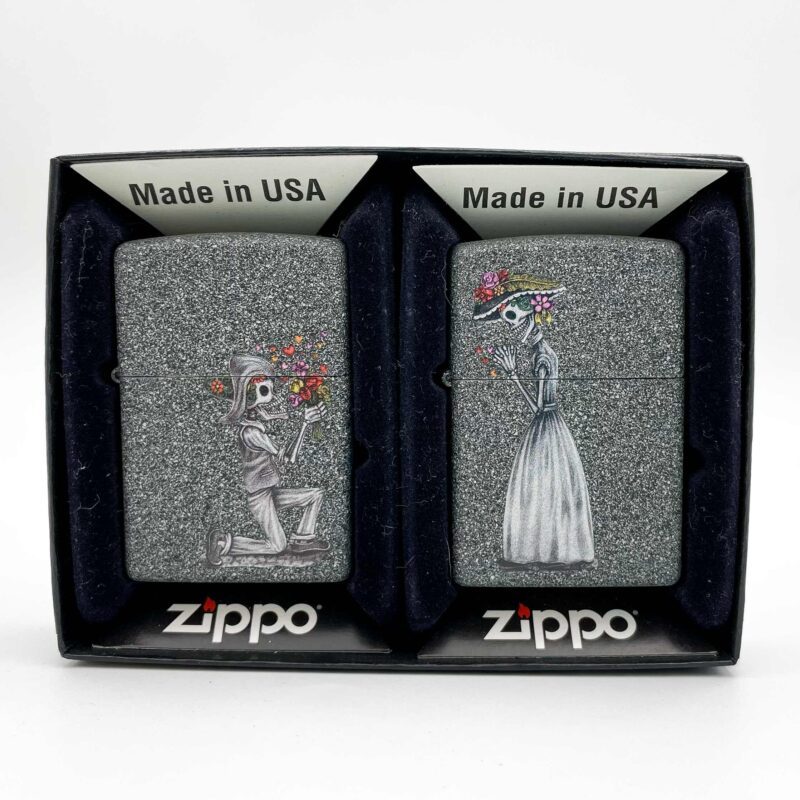 Zippo - 2021 Day of the Dead Skulls Set of 2 A unique and collectible set of two Zippo lighters featuring intricate Day of the Dead skull designs. Perfect for collectors or as a standout gift for fans of bold, artistic styles. Zippo lighter, collectible Zippo set, Day of the Dead lighters, skull design lighter, artistic Zippo, unique gift for collectors, high-quality Zippo accessories, Christmas gifts, themed lighters, special edition Zippo set. Zippo - Σετ 2 Αναπτήρων 2021 Day of the Dead Skulls Ένα μοναδικό και συλλεκτικό σετ δύο αναπτήρων Zippo με περίτεχνα σχέδια από το θέμα "Ημέρα των Νεκρών". Ιδανικό για συλλέκτες ή ως ξεχωριστό δώρο για λάτρεις των τολμηρών, καλλιτεχνικών σχεδίων. Zippo αναπτήρας, συλλεκτικό σετ Zippo, αναπτήρες Day of the Dead, αναπτήρας με σχέδιο κρανίο, καλλιτεχνικό Zippo, μοναδικό δώρο για συλλέκτες, αξεσουάρ Zippo υψηλής ποιότητας, χριστουγεννιάτικα δώρα, θεματικοί αναπτήρες, ειδική έκδοση Zippo σετ.