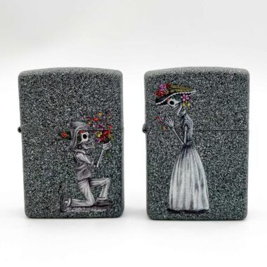 Zippo - 2021 Day of the Dead Skulls Set of 2 A unique and collectible set of two Zippo lighters featuring intricate Day of the Dead skull designs. Perfect for collectors or as a standout gift for fans of bold, artistic styles. Zippo lighter, collectible Zippo set, Day of the Dead lighters, skull design lighter, artistic Zippo, unique gift for collectors, high-quality Zippo accessories, Christmas gifts, themed lighters, special edition Zippo set. Zippo - Σετ 2 Αναπτήρων 2021 Day of the Dead Skulls Ένα μοναδικό και συλλεκτικό σετ δύο αναπτήρων Zippo με περίτεχνα σχέδια από το θέμα 