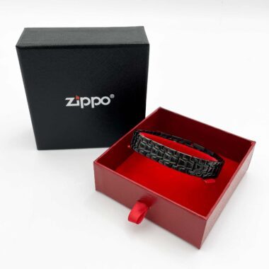 Zippo Black Stainless Steel Bracelet A sleek and modern black stainless steel bracelet by Zippo, perfect for adding a touch of sophistication to any outfit. An excellent gift choice for men who appreciate timeless accessories. Black stainless steel bracelet, men's stylish bracelet, durable bracelet for everyday wear, Zippo accessory, gifts for men, Christmas gifts, modern black bracelet, elegant men's jewelry, high-quality stainless steel bracelet, classic men's accessories. Zippo Μαύρο Βραχιόλι από Ανοξείδωτο Ατσάλι Ένα κομψό και μοντέρνο μαύρο βραχιόλι από ανοξείδωτο ατσάλι από τη Zippo, ιδανικό για να προσθέσει μια πινελιά εκλεπτυσμένου στυλ σε κάθε εμφάνιση. Μια εξαιρετική επιλογή δώρου για άνδρες που εκτιμούν τα διαχρονικά αξεσουάρ. Μαύρο βραχιόλι από ανοξείδωτο ατσάλι, κομψό βραχιόλι για άνδρες, ανθεκτικό βραχιόλι για καθημερινή χρήση, αξεσουάρ Zippo, δώρα για άνδρες, χριστουγεννιάτικα δώρα, μοντέρνο μαύρο βραχιόλι, κομψά ανδρικά κοσμήματα, βραχιόλι υψηλής ποιότητας, κλασικά ανδρικά αξεσουάρ.