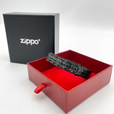 Zippo Black Stainless Steel Bracelet A sleek and modern black stainless steel bracelet by Zippo, perfect for adding a touch of sophistication to any outfit. An excellent gift choice for men who appreciate timeless accessories. Black stainless steel bracelet, men's stylish bracelet, durable bracelet for everyday wear, Zippo accessory, gifts for men, Christmas gifts, modern black bracelet, elegant men's jewelry, high-quality stainless steel bracelet, classic men's accessories. Zippo Μαύρο Βραχιόλι από Ανοξείδωτο Ατσάλι Ένα κομψό και μοντέρνο μαύρο βραχιόλι από ανοξείδωτο ατσάλι από τη Zippo, ιδανικό για να προσθέσει μια πινελιά εκλεπτυσμένου στυλ σε κάθε εμφάνιση. Μια εξαιρετική επιλογή δώρου για άνδρες που εκτιμούν τα διαχρονικά αξεσουάρ. Μαύρο βραχιόλι από ανοξείδωτο ατσάλι, κομψό βραχιόλι για άνδρες, ανθεκτικό βραχιόλι για καθημερινή χρήση, αξεσουάρ Zippo, δώρα για άνδρες, χριστουγεννιάτικα δώρα, μοντέρνο μαύρο βραχιόλι, κομψά ανδρικά κοσμήματα, βραχιόλι υψηλής ποιότητας, κλασικά ανδρικά αξεσουάρ.