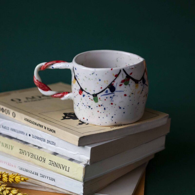 Beautiful handmade ceramic Christmas mugs featuring festive designs like gingerbread cookies and Christmas trees, perfect for cozy winter mornings. Artisan-crafted with care, ideal for gifting or enjoying hot cocoa. Unique holiday mugs made with love. "Όμορφες χειροποίητες κεραμικές κούπες για τα Χριστούγεννα, με γιορτινά σχέδια όπως μπισκότα τζίντζερμαν και χριστουγεννιάτικα δέντρα. Ιδανικές για ζεστά πρωινά του χειμώνα. Δημιουργημένες με μεράκι, τέλειες για δώρα ή για απολαυστική ζεστή σοκολάτα. Μοναδικές εορταστικές κούπες φτιαγμένες με αγάπη