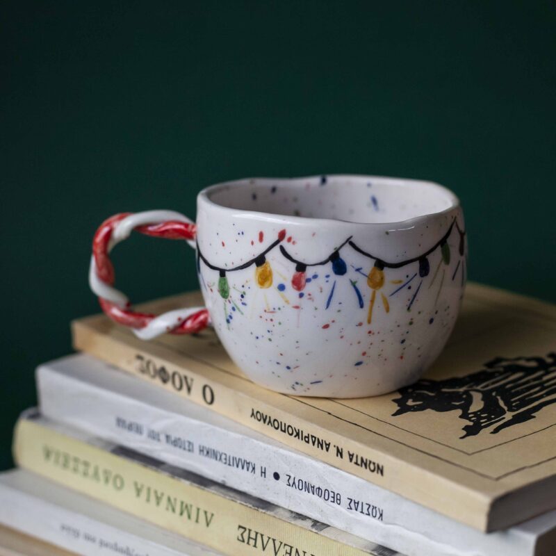 Beautiful handmade ceramic Christmas mugs featuring festive designs like gingerbread cookies and Christmas trees, perfect for cozy winter mornings. Artisan-crafted with care, ideal for gifting or enjoying hot cocoa. Unique holiday mugs made with love. "Όμορφες χειροποίητες κεραμικές κούπες για τα Χριστούγεννα, με γιορτινά σχέδια όπως μπισκότα τζίντζερμαν και χριστουγεννιάτικα δέντρα. Ιδανικές για ζεστά πρωινά του χειμώνα. Δημιουργημένες με μεράκι, τέλειες για δώρα ή για απολαυστική ζεστή σοκολάτα. Μοναδικές εορταστικές κούπες φτιαγμένες με αγάπη