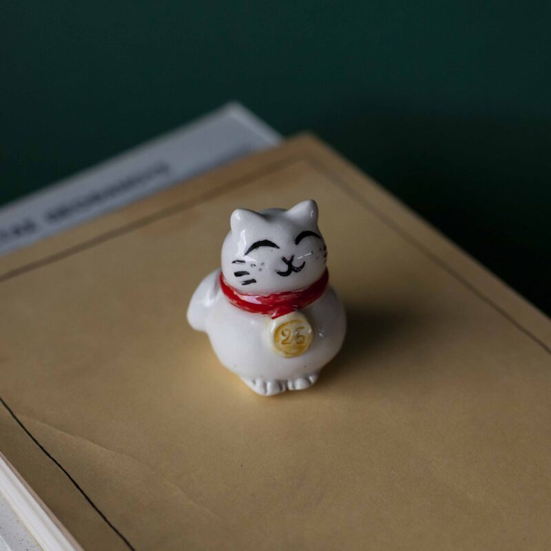 Charming handmade ceramic cat miniatures crafted with intricate details, perfect for cat lovers and collectors. Unique artisan-designed decorations that add a touch of whimsy to any space. Ideal as thoughtful gifts or adorable keepsakes. Χαριτωμένα χειροποίητα κεραμικά μινιατούρες γάτας, φτιαγμένα με προσοχή στη λεπτομέρεια. Ιδανικά για λάτρεις των γατών και συλλέκτες. Μοναδικά διακοσμητικά με καλλιτεχνική σχεδίαση που προσθέτουν μια πινελιά χαράς σε κάθε χώρο. Τέλεια για δώρα ή αξιολάτρευτα αναμνηστικά.