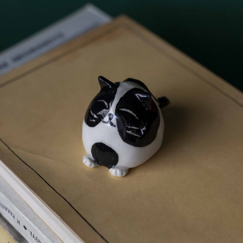 Charming handmade ceramic cat miniatures crafted with intricate details, perfect for cat lovers and collectors. Unique artisan-designed decorations that add a touch of whimsy to any space. Ideal as thoughtful gifts or adorable keepsakes. Χαριτωμένα χειροποίητα κεραμικά μινιατούρες γάτας, φτιαγμένα με προσοχή στη λεπτομέρεια. Ιδανικά για λάτρεις των γατών και συλλέκτες. Μοναδικά διακοσμητικά με καλλιτεχνική σχεδίαση που προσθέτουν μια πινελιά χαράς σε κάθε χώρο. Τέλεια για δώρα ή αξιολάτρευτα αναμνηστικά.