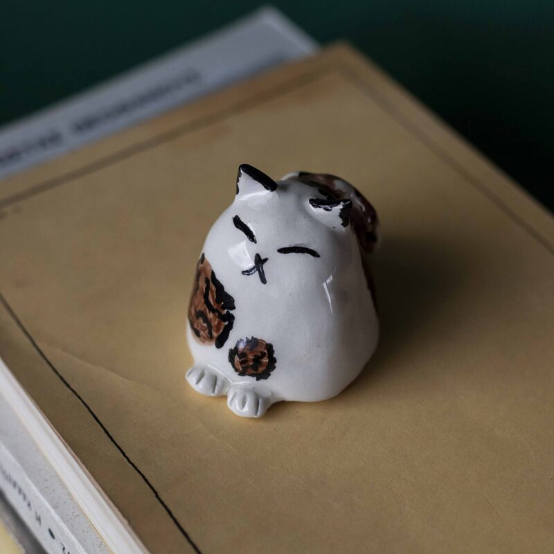 Charming handmade ceramic cat miniatures crafted with intricate details, perfect for cat lovers and collectors. Unique artisan-designed decorations that add a touch of whimsy to any space. Ideal as thoughtful gifts or adorable keepsakes. Χαριτωμένα χειροποίητα κεραμικά μινιατούρες γάτας, φτιαγμένα με προσοχή στη λεπτομέρεια. Ιδανικά για λάτρεις των γατών και συλλέκτες. Μοναδικά διακοσμητικά με καλλιτεχνική σχεδίαση που προσθέτουν μια πινελιά χαράς σε κάθε χώρο. Τέλεια για δώρα ή αξιολάτρευτα αναμνηστικά.